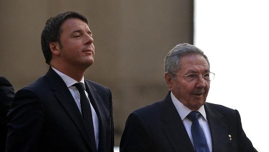 Le Premier ministre italien Matteo Renzi et le président cubain Raul Castro le 10 mai 2015 à Rome
