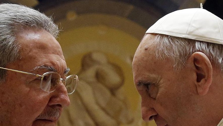 Le président cubain Raul Castro et le pape François lors de leur audience privée au Vatican, le 10 mai 2015