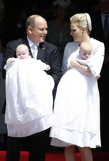 Le Prince Albert II de Monaco et la princesse Charlène présentent leurs jumeaux Gabriella et Jacques le 10 mai 2015 sur le perron de la cathédrale de Monte-Carlo, après leur baptême