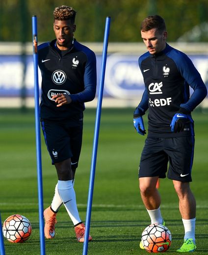 Les attaquants des Bleus Kingsley Coman (g) et Antoine Griezmann lors d'une séance d'entraînement à Clairefontaine, le 22 mars 2016