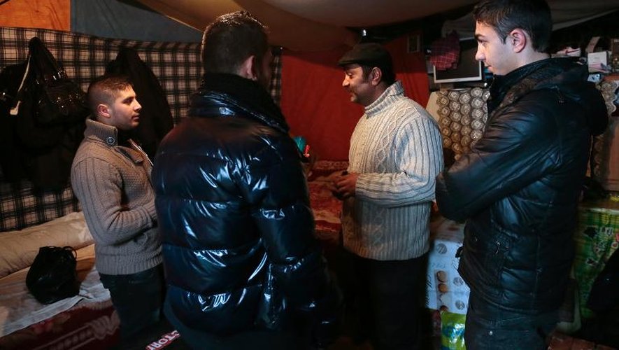 Des jeunes roms en service civique le 31 janvier 2014  dans un camp à Villeneuve-Saint-Georges
