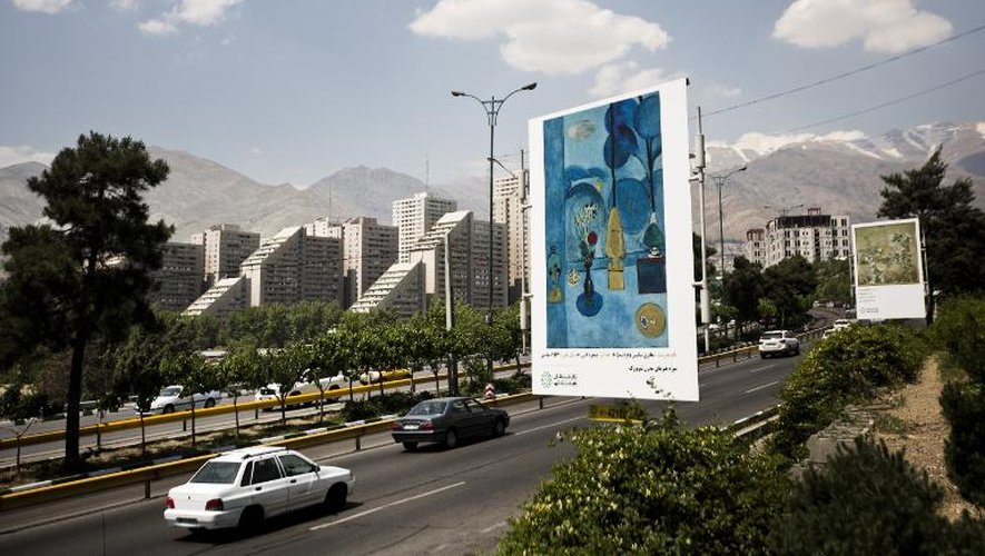 Des affiches d'oeuvres comme "La fenêtre bleue" du peintre français Henri Matisse (g) près d'une autoroute dans Téhéran, le 9 mai 2015