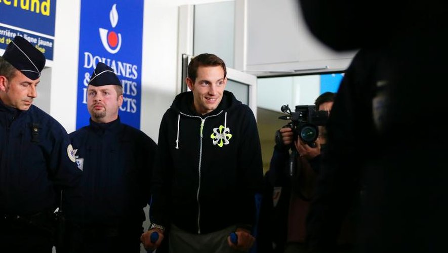 Renaud Lavillenie à son arrivée le 16 février 2014 à l'aéroport Charles de Gaulle Airport à Roissy-en-France