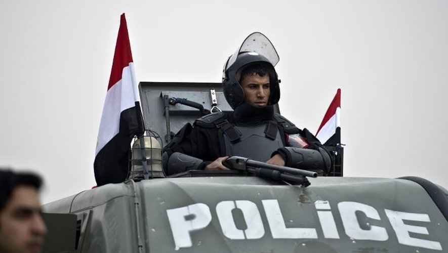 La police anti-émeute au Caire le 16 février 2014