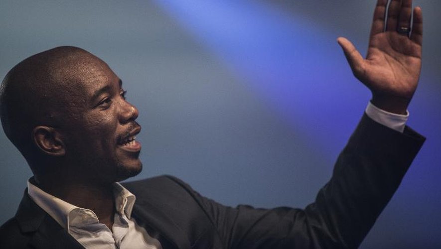 Mmusi Maimane (c), président du groupe de l'Alliance démocratique à l'Assemblée nationale sud-africaine, célèbre sa victoire, le 10 mai 2015 à Port Elizabeth, en Afrique du Sud