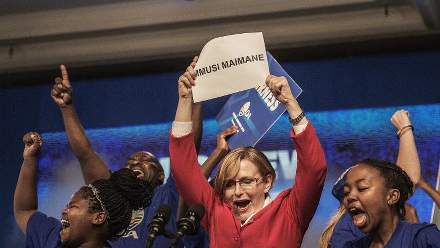 La présidente de l'Alliance démocratique sortante, Hellen Zille (c) annonce la victoire de son "poulain" Mmusi Maimane à la tête du parti d'opposition, le 5 mai 2015 à Port Elizabeth, en Afrique du Sud