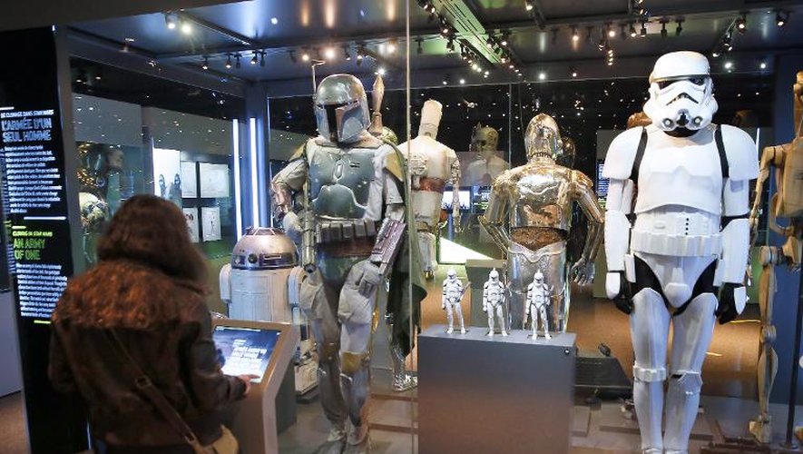 Une visiteuse regarde les costumes de l'exposition "Star Wars" à la Cité du cinéma de Saint-Denis, le 12 février 2014