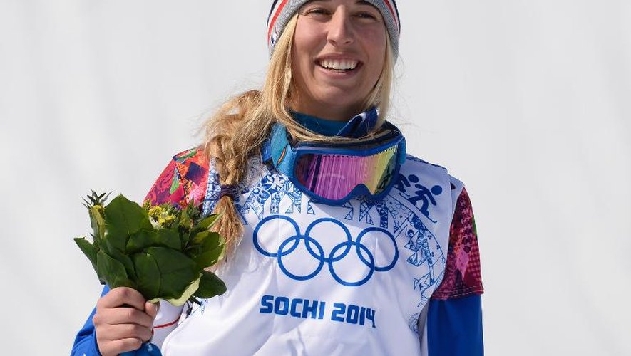 Chloe Trespeuch, sur le podium pour recevoir sa médaille de bronze du snowboardcross au JO de Sotchi, le 16 février 2014