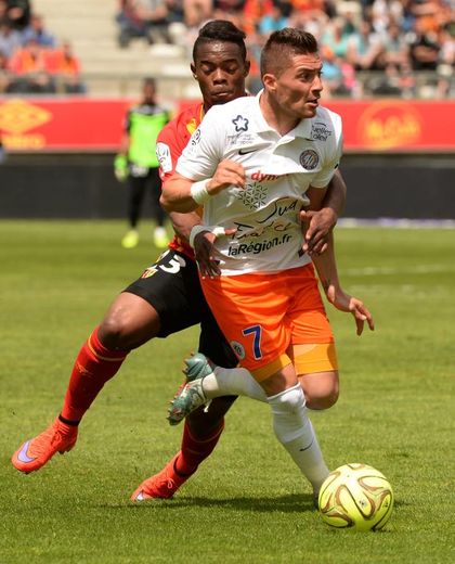 Le Montpelliérain Anthony Mounier (d),  buteur contre Lens, le 10 mai 2015 au stade de la Licorne à Amiens