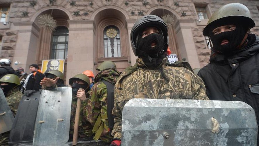 Des manifestants devant la mairie le 16 février 2014 à Kiev