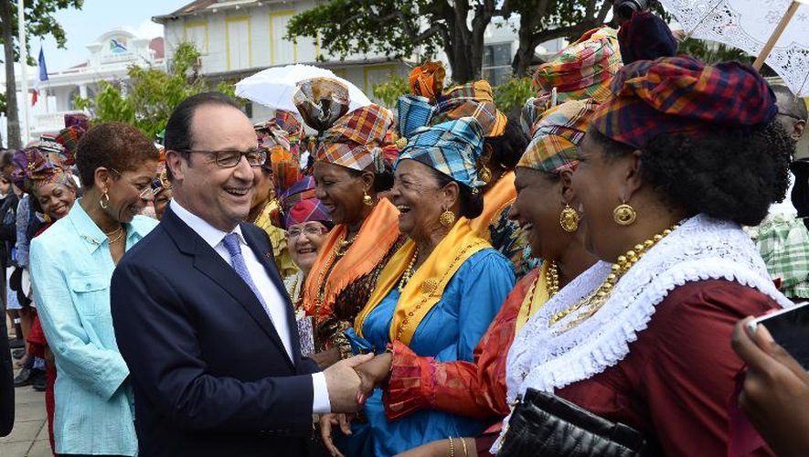 François Hollande salue la foule le 10 mai 2015 à Pointe-à-Pitre en Guadeloupe