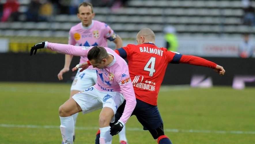 Florent Balmont (d) de Lille aux prises avec Kevin Bérigaud, d'Evian/Thonon, en Ligue 1 le 16 février 2014 à Annecy