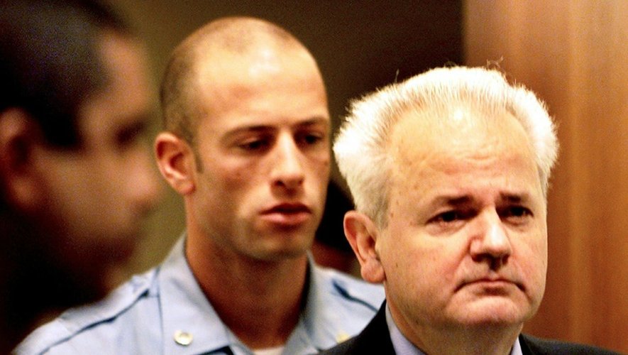 Slobodan Milosevic lors de son procès le 28 juin 2001 à La Haye