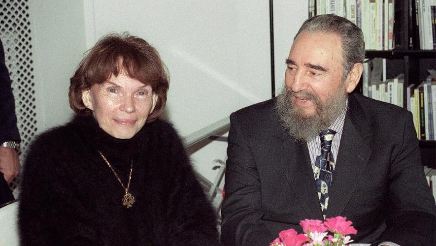 En arrivant à Paris le 15 mars 1995, le président cubain Fidel Castro est accueilli par un petit-déjeuner avec Danielle Mitterrand, femme de l'alors président François Mitterrand