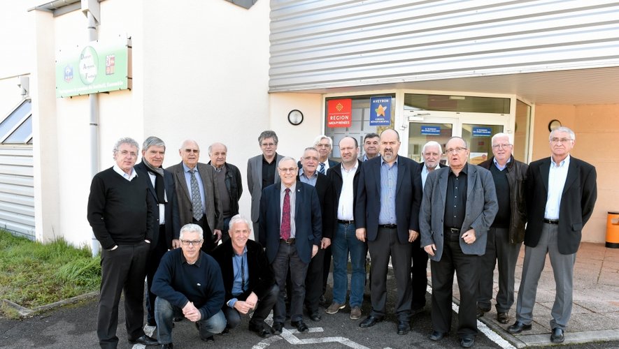 Les participants à la réunion, samedi, autour du président du District de l’Aveyron, Christian Salères (5e en partant de droite), et du président de
la Ligue Languedoc- Roussillon, Maurice Martin (à sa gauche).