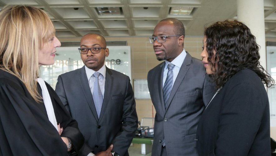 Les enfants de Jonas Savimbi, Cheya, Alleluia et Helena, avec leur avocate Carole Enfert, le 3 février 2016 au tribunal à Paris