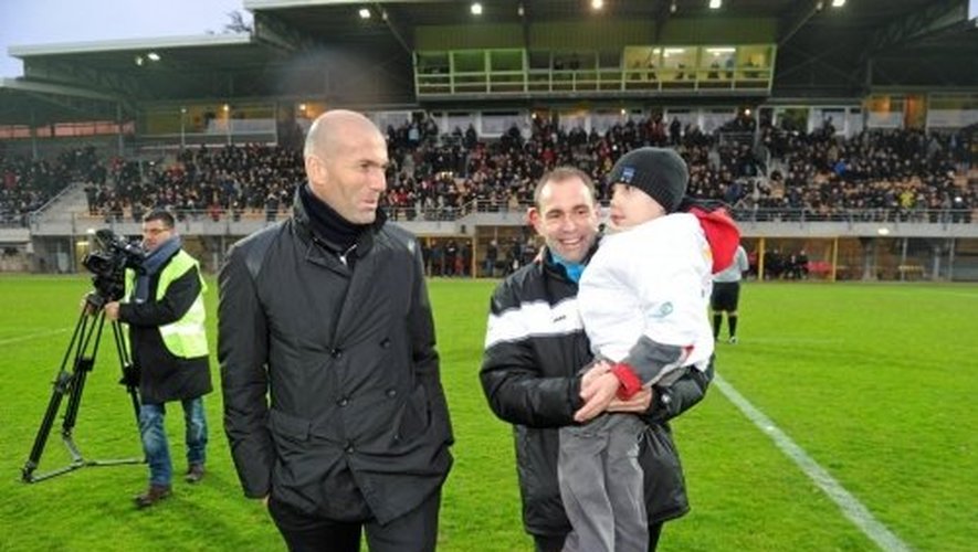 En avril 2013, Zidane et les joueurs de France 98 ont donné un petit coup de pouce à Tom et à Christophe Warluzel, responsable du relais Aveyron/Cantal de l’association.