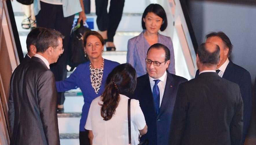 Le président français François Hollande (c) arrive à l'aéroport Jose Marti à La Havane le 10 mai 2015, accompagné notamment de la ministre de l'Ecologie Ségolène Royal (3e à d) et de la ministre de la Culture Fleur Pellerin (à l'arrière-plan)