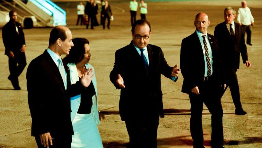 Le président français François Hollande (c) discute avec Rogelio Sierra (g), vice-ministre cubain des Affaires étrangères, à son arrivée à l'aéroport Jose Marti à La Havane, le 10 mai 2015