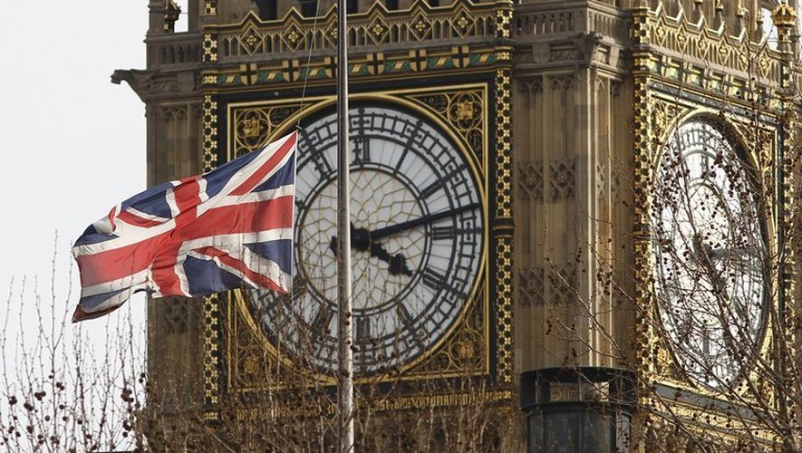 Un drapeau britannique devant la tour de Big Ben à Londres