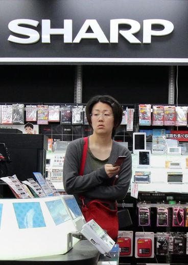 Un client regarde des produits dans un magasin Sharp, le 11 mai 2015 à Tokyo