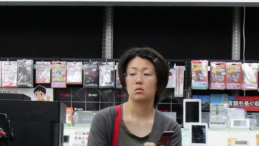 Un client regarde des produits dans un magasin Sharp, le 11 mai 2015 à Tokyo