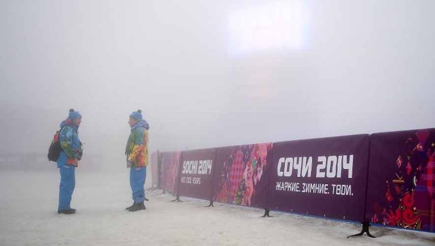 Des volontaires des Jeux olympiques sur le site où doit avoir lieu l'épreuve de snowboardcross, dans le Parc Extrême de Rosa Khoutor, le 17 février 2014
