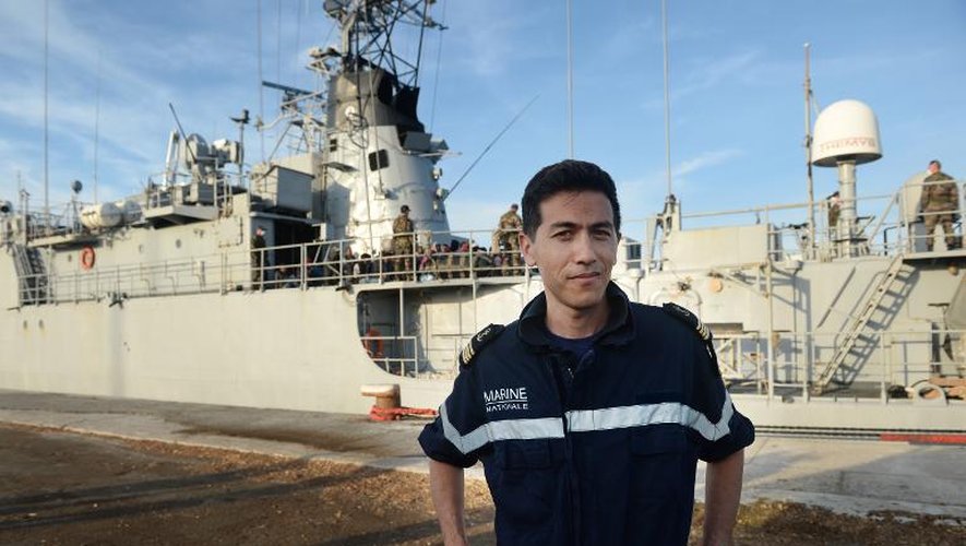 Thomas Vuong, commandant du patrouilleur français "Commandant Birot", pose le 3 mai 2015 dans le port de Crotone en Italie après une opération ayant permis de secourir 219 migrants