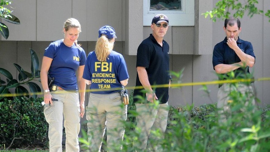 Des agents du FBI à l'extérieur de l'appartement d'Orlando, en Floride, où un suspect dans l'enquête sur l'attentat de Boston a été tué, le 22 mai 2013