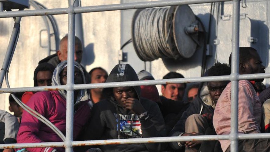 Des migrants secourus en Méditerranée par le patrouilleur français "Commandant Birot" arrivent dans le port de Crotone le 3 mai 2015