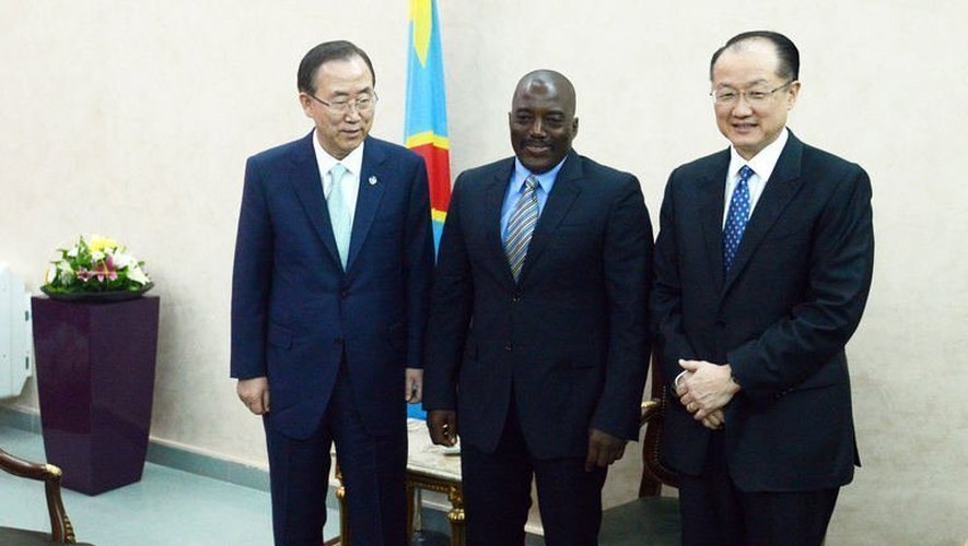 Ban Ki-moon (g) en compagnie du président congolais Joseph Kabila (c) et du président de la Banque mondiale Jim Yong Kim, à Kinshsa, le 22 mai 2013