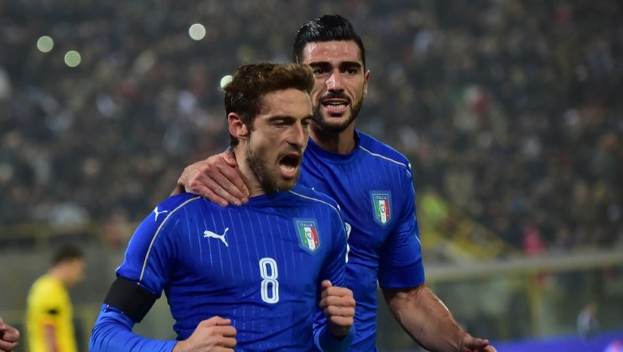 L'attaquant de l'équipe d'Italie Graziano Pellè (d) congratule Claudio Marchisio (g) auteur d'un penalty  face à La Roumanie en amical, le 17 novembre 2015 à Bologne