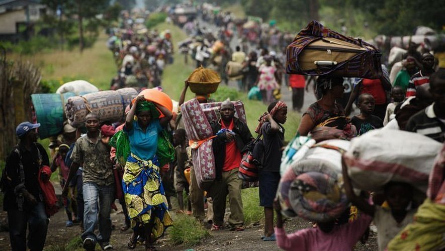 Des milliers de Congolais fuient les combats entre l'armée et la rébellion, près de Sake et Goma, le 22 novembre 2012