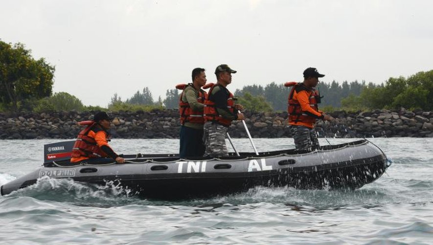 Des hommes de la Marine indonésienne à la recherche des Japonaises disparues, le 17 février 2014 au large de Nusa Penida, un îlot au sud-est de Bali