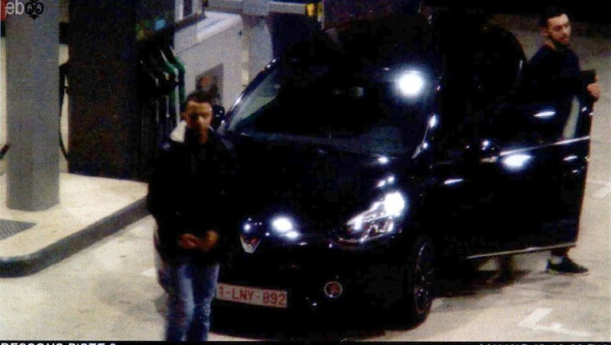 Capture d'écran sur une vidéo de controle de Salah Abdeslam et Mohammed Abrini, auteurs présumés des attentats de Paris, sortant d'un véhicule à une station service le 11 novembre 2015 à Ressons au nord de Paris