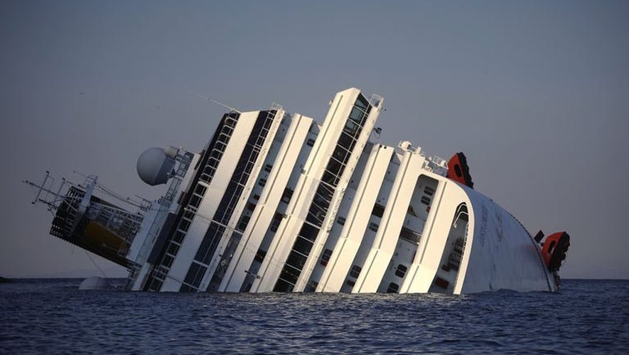 Photo du Costa Concordia prise le 14 janvier 2012 après le naufrage du paquebot de croisière près de l'île du Giglio, en Italie