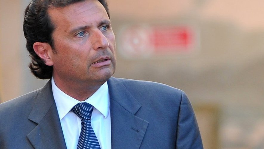 Le commandant du Costa Concordia, Francesco Schettino, quitte le tribunal de Grossetto, en Italie, le 15 avril 2013