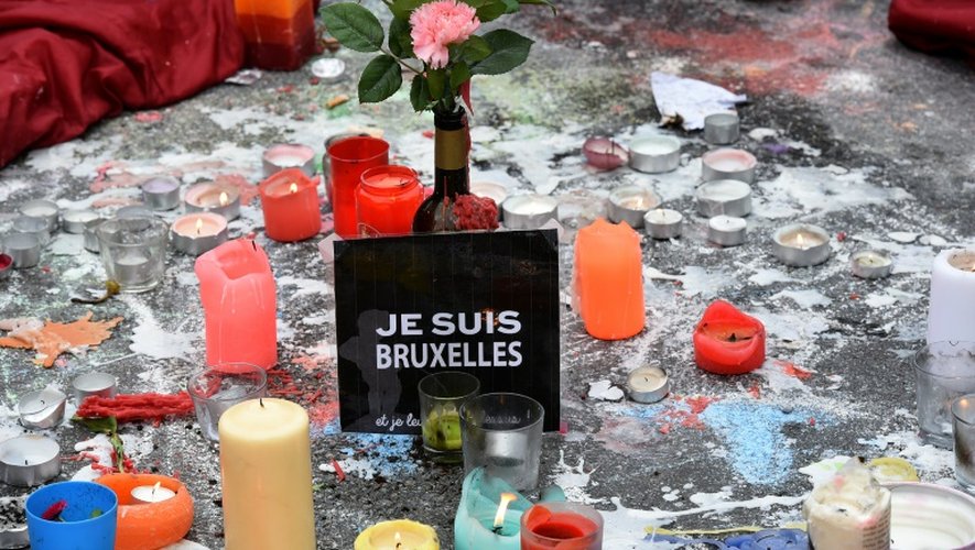 Fleurs et bougies en hommage aux victimes des attentats le 23 mars 2016 place de la Bourse à Bruxelles