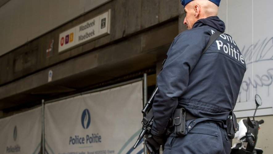 Un policier belge à l'entrée de la station de métro de Maelbeek, le 24 mars 2016 à Bruxelles