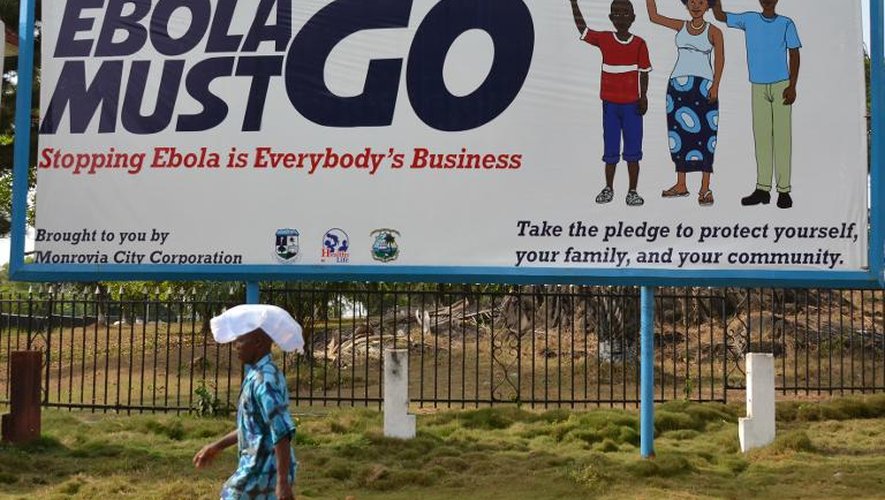 Affiche appelant à prendre des mesures de protection pour mettre fin à l'épidémie d'Ebola, le 23 février 2015 à Monrovia, au Libéria