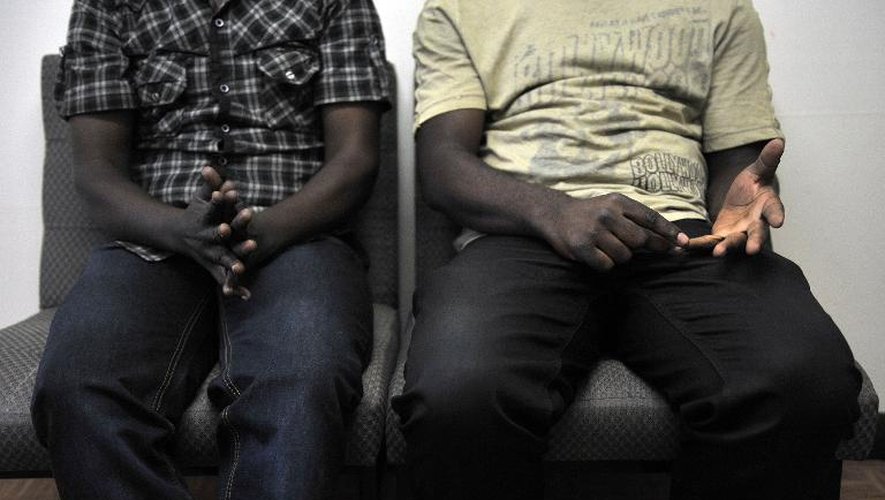 Photo d'archive du 12 janvier 2012 prise à Nairobi montrant un couple gay ayant requis l'anonymat après avoir fui les persécutions dans son pays natal, alors que le climat d'homophobie grandit dans l'Afrique orientale