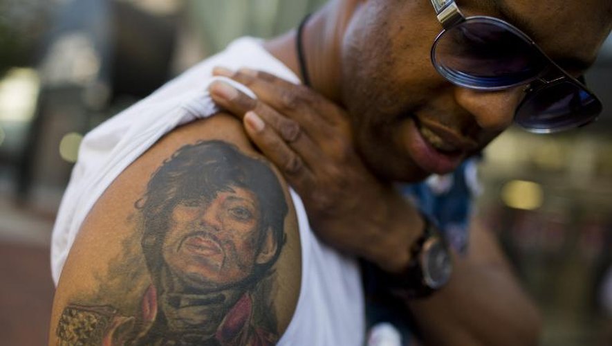 Un fan du chanteur américain Prince, montre le tatouage à l'effigie de la star sur son épaule, avant d'assister à un de ses concerts à Baltimore, dans le Maryland, le 10 mai 2015