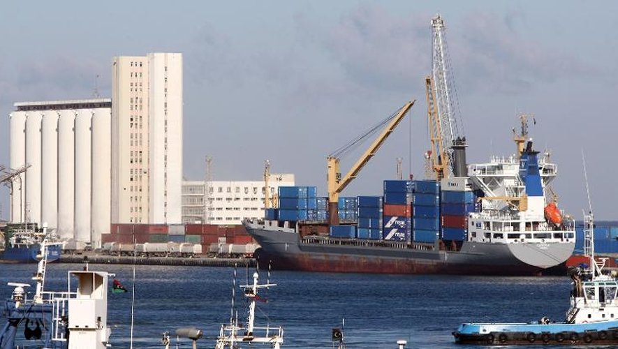 Un porte-conteneurs dans le port de Tripoli, le 16 février 2012