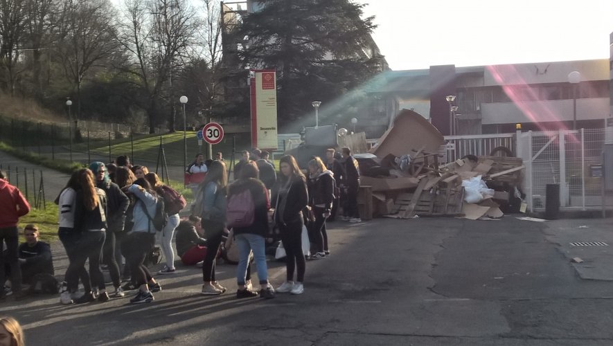 Les lycéens bloquent l'accès de l'établissement depuis ce matin.