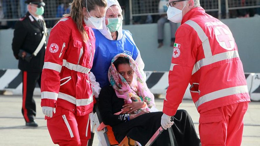Une migrante reçoit une assistance médicale après une opération de sauvetage en mer Méditerranéenne, le 6 mai 2015 à Messina, en Italie