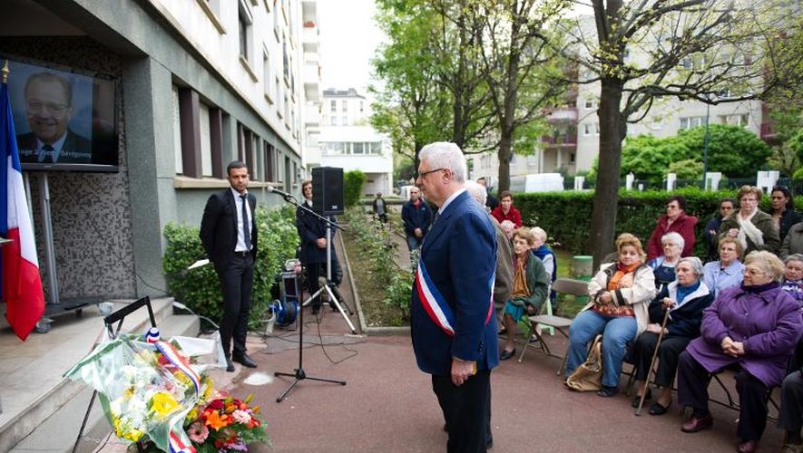 Le maire (PS) de Clichy-la-Garenne, Gilles Catoire participe à l'hommage rendu par sa municipalité à l'ex-Premier Ministre socialiste Pierre Bérégovoy devant son ancien domicile, à Clichy-la-Garenne, le 30 avril 2012