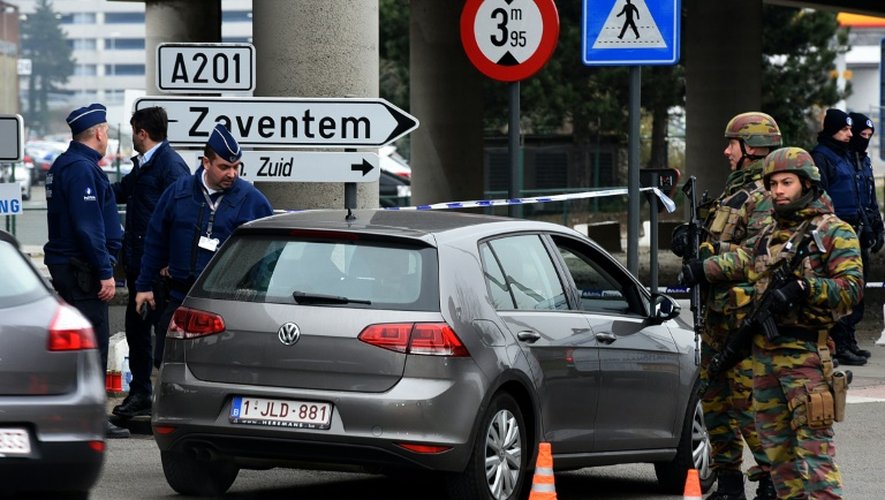 Forces de sécurité déployées le 24 mars 2016 à l'entrée de l'aéroport de Zavetem près de Bruxelles