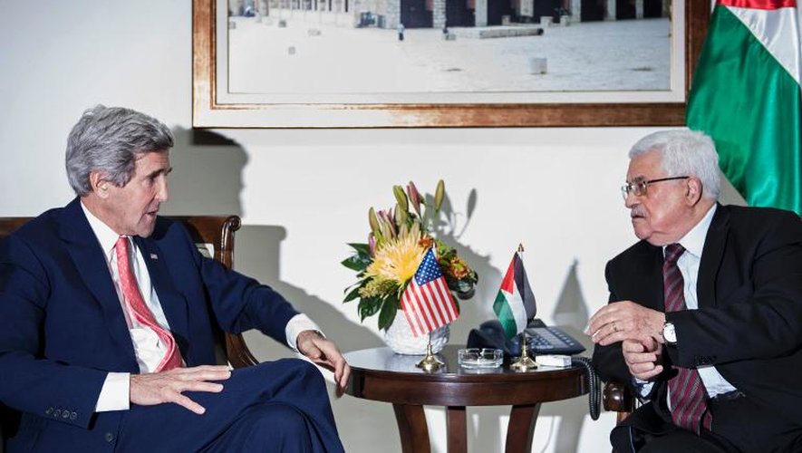 Le secrétaire d'Etat américain John Kerry (g) et le président palestinien Mahmoud Abbas, le 3 janvier 2014 à Ramallah