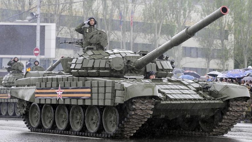 Un rebelle pro-russe participe à une parade militaire le 9 mai 2015 à Donetsk dans l'est de l'Ukraine