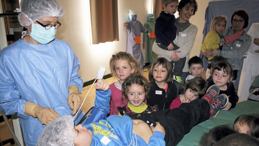 Urgences, bloc opératoire, radiologie, laboratoire sont autant de services qui se révèlent aux yeux des enfants, comme hier, avec les petits écoliers de St-Félix d’Anglars.